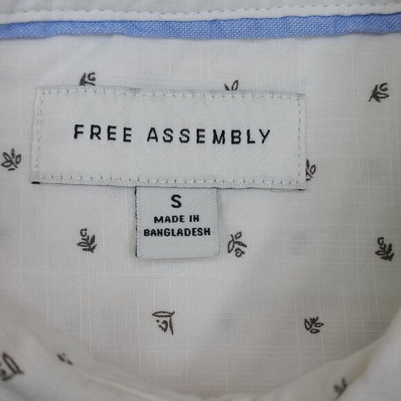 Free Assembly Short Sleeve Button-Up Shirt Mens Small White with Flowers - Picture 3 of 6